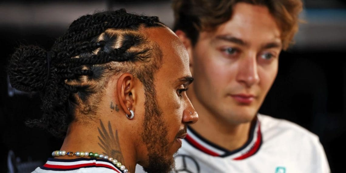 Hamilton e Russell criticam falta de transparência na Fórmula 1 após intervenção de Wolff na FIA.