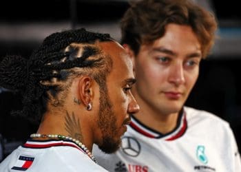 Hamilton e Russell criticam falta de transparência na Fórmula 1 após intervenção de Wolff na FIA.