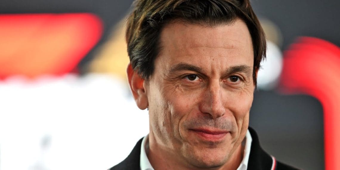 Toto Wolff nega jogos estratégicos na busca por Verstappen na Fórmula 1.