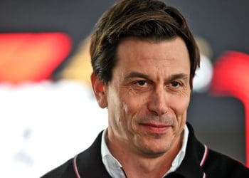 Toto Wolff nega jogos estratégicos na busca por Verstappen na Fórmula 1.