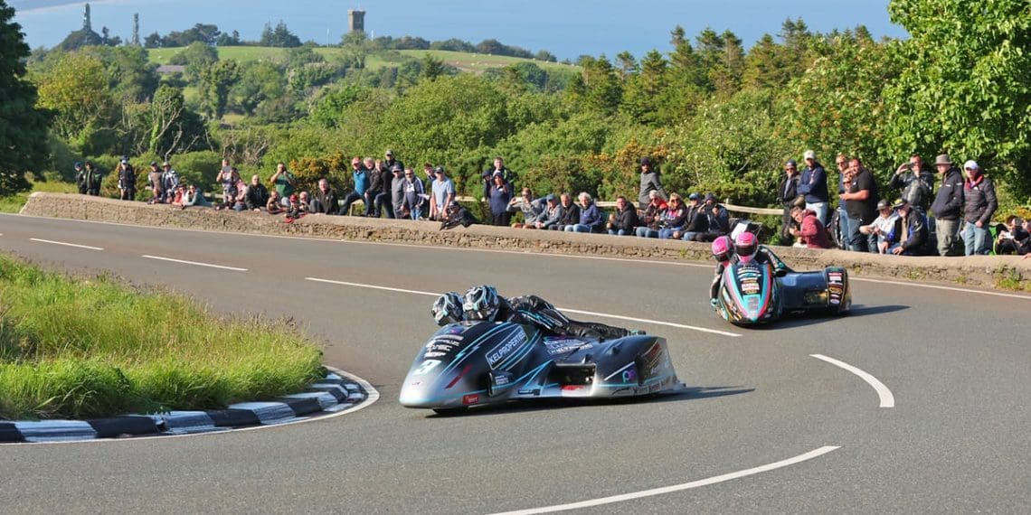 Irmãos Crowe conquistam vitória na corrida de Sidecar TT, aclamados como heróis locais.