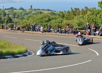 Irmãos Crowe conquistam vitória na corrida de Sidecar TT, aclamados como heróis locais.