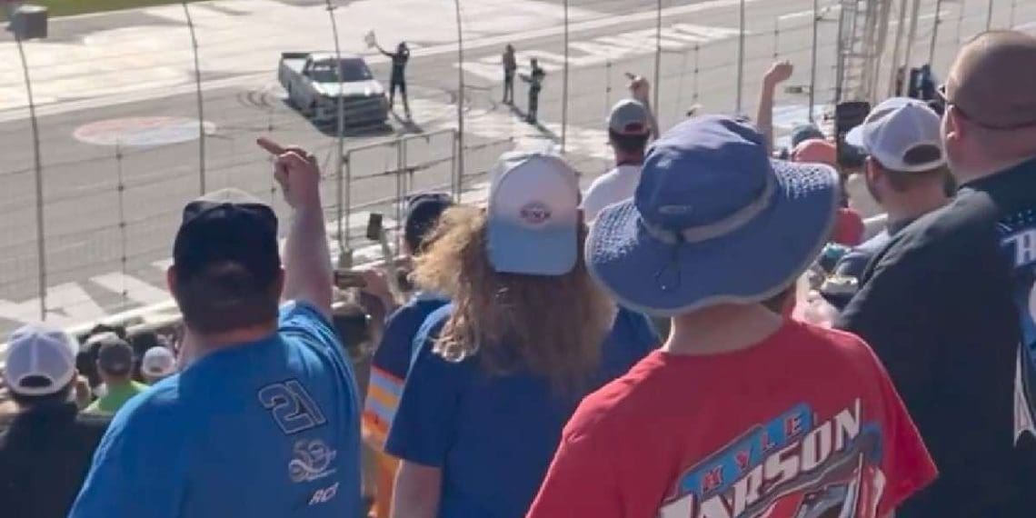 VÍDEO: “Grupo de indivíduos desrespeitosos” – Kyle Busch recebe gesto obsceno após vitória na Corrida de Caminhões em Atlanta, apoiadores respondem.