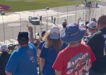 VÍDEO: «Grupo de indivíduos desrespeitosos» – Kyle Busch recebe gesto obsceno após vitória na Corrida de Caminhões em Atlanta, apoiadores respondem.