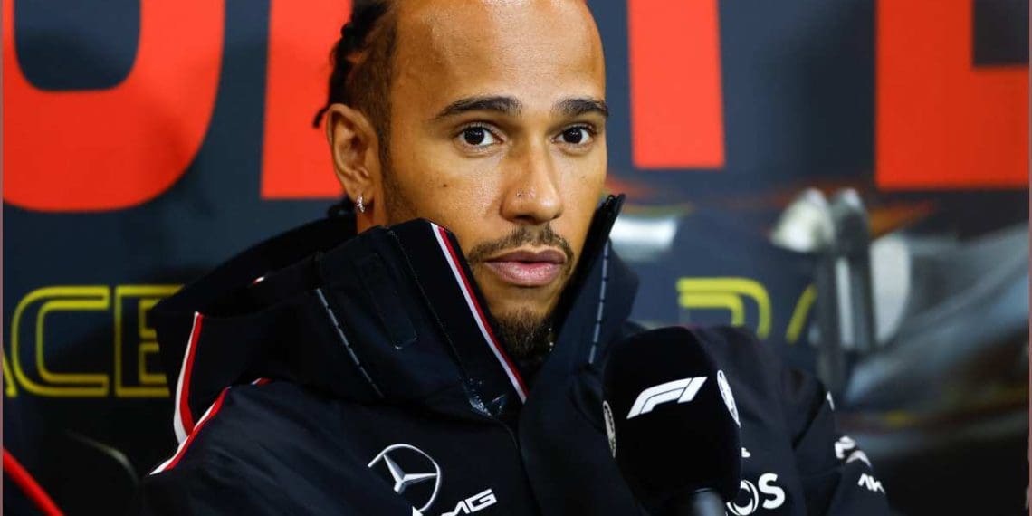 Lewis Hamilton ironiza as dificuldades da Mercedes antes do Grande Prêmio da China.