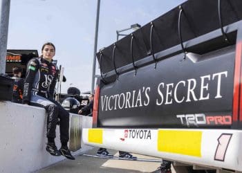 Modelo da Victoria’s Secret e piloto Toni Breidinger explica sua estratégia para avançar gradualmente nas fileiras da NASCAR.