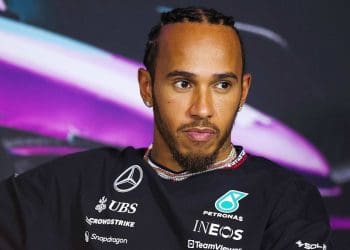 Ex-campeão da Fórmula 1 alega que Lewis Hamilton, que está prestes a se juntar à Ferrari, não está dando o seu melhor na Mercedes.