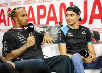 Esteban Ocon elogia habilidades impressionantes de Lewis Hamilton fora da pista que o deixam maravilhado.
