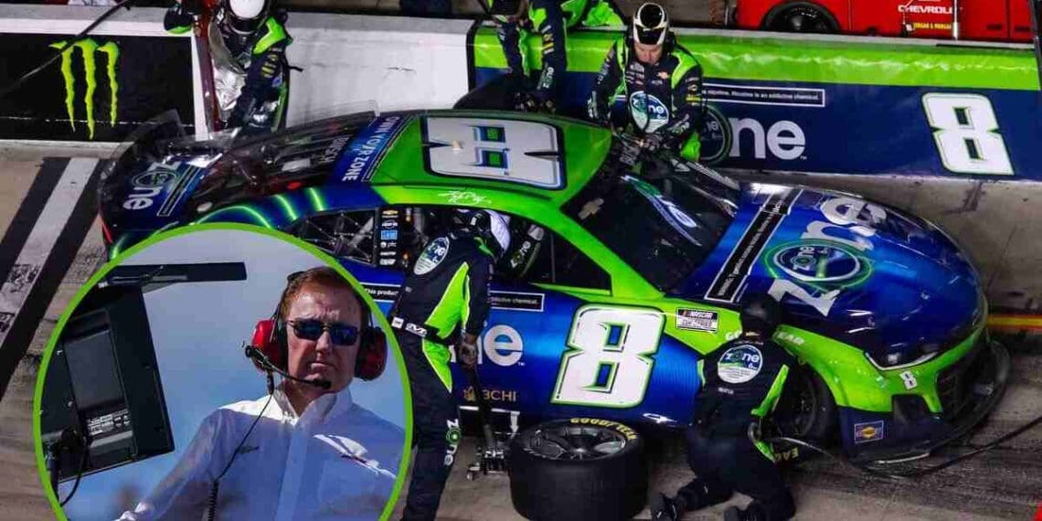 Richard Childress réprimande vivement l’équipe de stand de Kyle Busch pour une erreur lors d’un arrêt aux stands au Daytona 500.