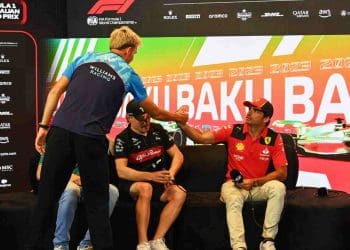 Alex Albon manda mensagem especial para Carlos Sainz, ausente do GP da Arábia Saudita por causa de apendicite.