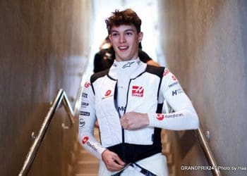 Bearman cobrindo FP1 em Barcelona enquanto a Haas o avalia para 2025.