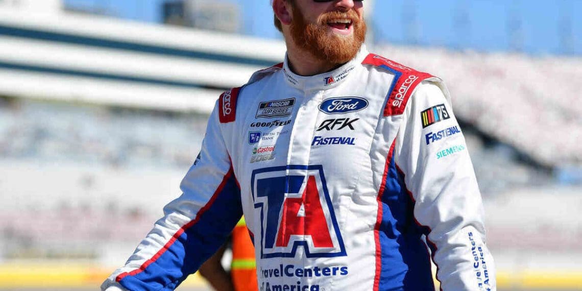 VÍDEO: Chris Buescher, da RFK Racing, lamenta perder o nascimento do filho durante o fim de semana do Daytona 500.