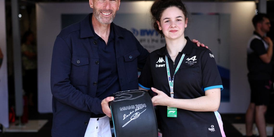 Primeira piloto feminina vence corrida da British F4.