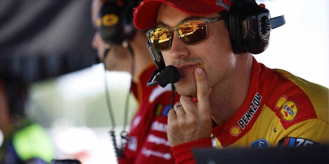 Vidéo: Joey Logano désespéré pleure la défaite du Daytona 500 malgré une voiture rapide, pris dans un énorme crash de 22 voitures.