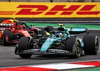 Alonso punido por colisão com Sainz na F1 Sprint chinesa.