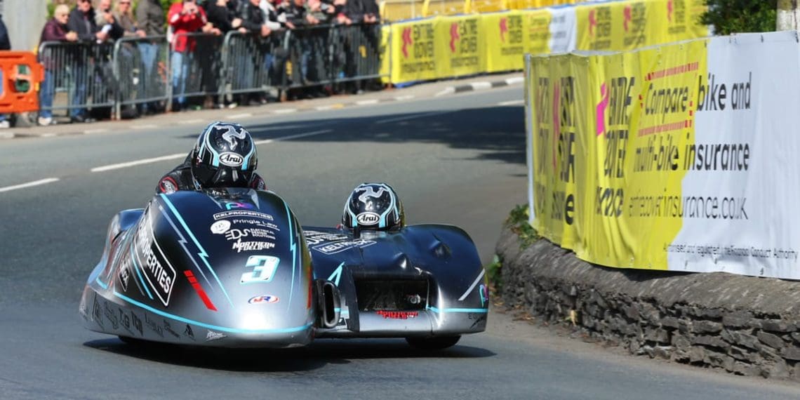 Irmãos Crowe conquistam duas vitórias no sidecar do TT.