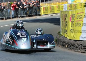 Irmãos Crowe conquistam duas vitórias no sidecar do TT.