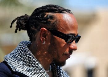 Hamilton nega falta de confiança na Mercedes por trás da mudança para a Ferrari na F1 de 2025.