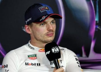 Verstappen acusa Brown de criar drama com declaração sobre saída da Red Bull na Fórmula 1.