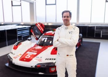 Ex-campeão de Fórmula 1 Vettel experimenta Porsche Hypercar.