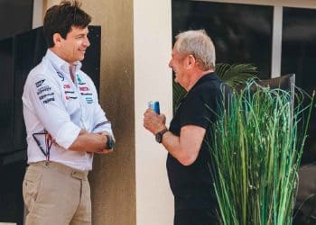 Toto Wolff sugere humoristicamente que Helmut Marko assuma posição de ‘mascote’ da Mercedes em meio a especulações sobre suspensão da Red Bull.
