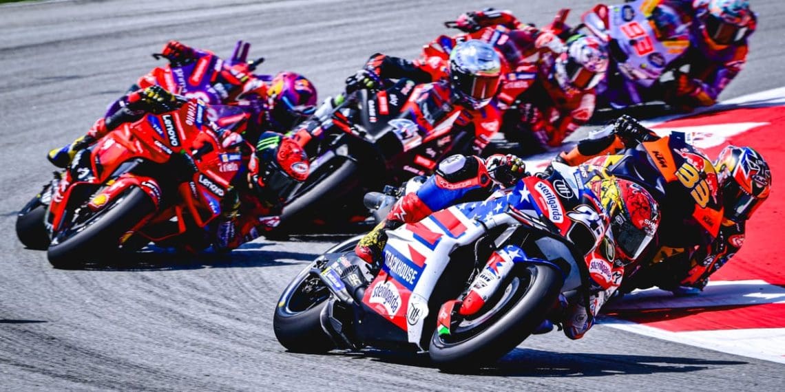 Três pilotos de ponta envolvidos em acidente bizarro na corrida de MotoGP em Barcelona
