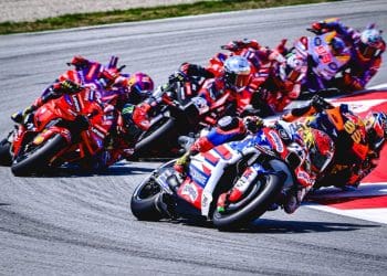 Três pilotos de ponta envolvidos em acidente bizarro na corrida de MotoGP em Barcelona