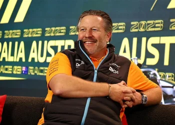 Zak Brown critica Red Bull em meio a escândalo.