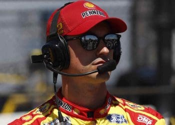 Joey Logano brinca sugere que a NASCAR pode ter ficado sem fundos ao recapear o Iowa Speedway.