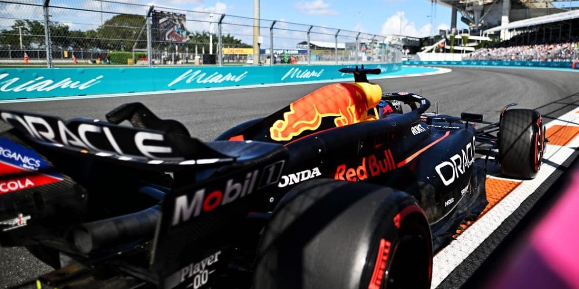 Mark Hughes discute paradoxo inquietante em Miami que até Verstappen está enfrentando.