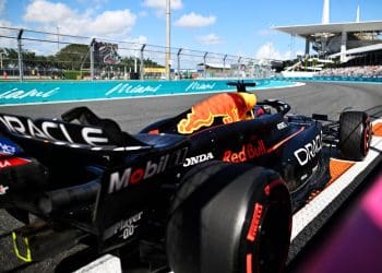 Mark Hughes discute paradoxo inquietante em Miami que até Verstappen está enfrentando.
