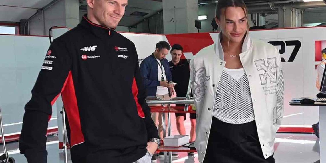 Estrela do tênis Aryna Sabalenka vista no box da Haas F1 durante o GP da Emilia Romagna valendo $20 milhões.