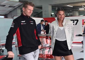 Estrela do tênis Aryna Sabalenka vista no box da Haas F1 durante o GP da Emilia Romagna valendo $20 milhões.