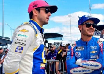 Kyle Larson seleciona Chase Elliott como o piloto perfeito da HMS para interpretar James Bond.