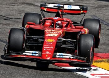 Leclerc vence Verstappen na última sessão de treinos da F1 em Mônaco.