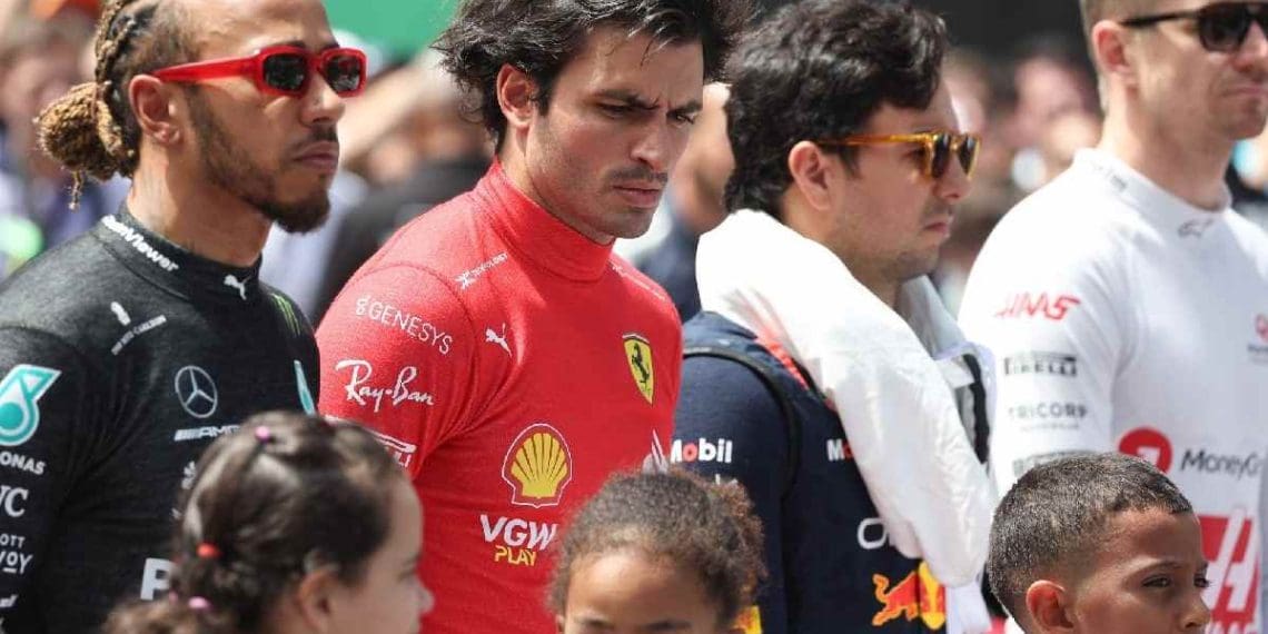 Carlos Sainz chateado com a aquisição de Lewis Hamilton pela Ferrari para 2025.