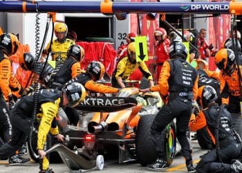 Norris critica desempenho da equipe, questionando seus próprios padrões.