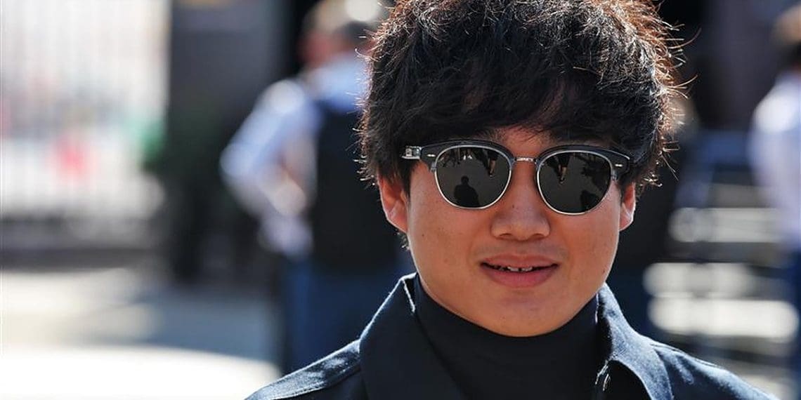Surpresa: Yuki Tsunoda fica de fora das discussões sobre vaga na Red Bull enquanto futuro de Sergio Perez continua incerto.