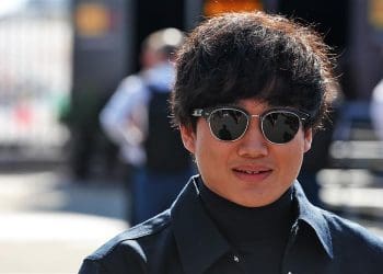 Surpresa: Yuki Tsunoda fica de fora das discussões sobre vaga na Red Bull enquanto futuro de Sergio Perez continua incerto.