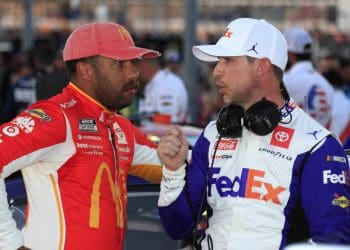 VÍDEO: Denny Hamlin critica dono da NASCAR no valor de $2.1 bilhões por recusar convite para reunião de donos de equipe.