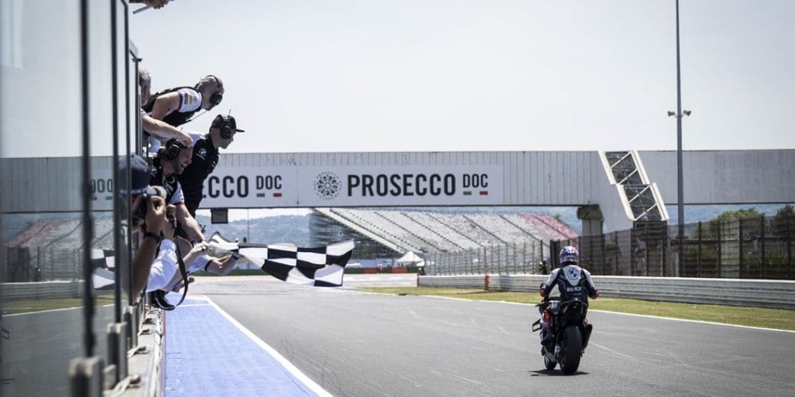 Razgatlioglu garante vitória na Superpole de Misano com uma corrida restante.