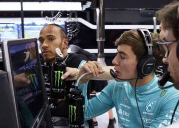 Lewis Hamilton admite que George Russell está superando-o na condução do carro W15.