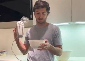 ¡Fans se burlan sin piedad de Carlos Sainz por hacer panqueques en medio de incertidumbre laboral!