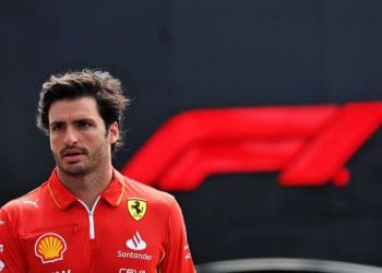 Ex-campeão da Fórmula 1 acusa Carlos Sainz de agir de forma independente na Ferrari após sua substituição para 2025.
