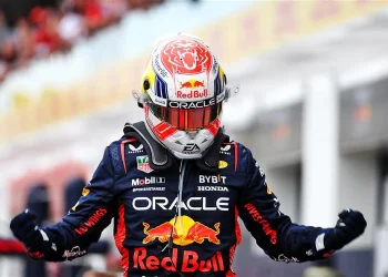 Max Verstappen considera futuro na Red Bull com saída de Adrian Newey.