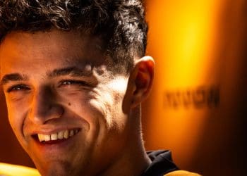 Norris lidera treino competitivo com acidente de Albon.