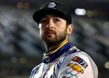 Chase Elliott realiza sonho com vitória na NASCAR no Texas.