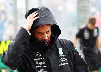 Mercedes implementa mudanças estruturais para aumentar competitividade.