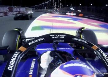 Hamilton é advertido por obstruir Sargeant, Mercedes penalizada.