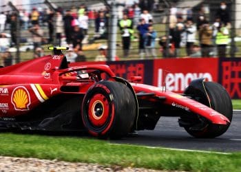 Aston Martin desafia decisão sobre classificação de Sainz na Fórmula 1 na China.